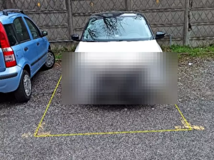 Immagine 2 di Posto auto in vendita  in Via Emilio Borsa  a Monza