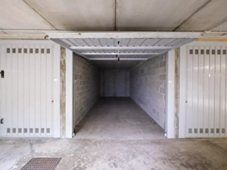 Immagine 3 di Garage in vendita  in Via Martiri di Cefalonia a Peschiera Borromeo