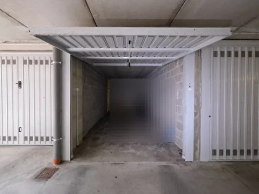 Immagine 2 di Garage in vendita  in Via Martiri di Cefalonia a Peschiera Borromeo