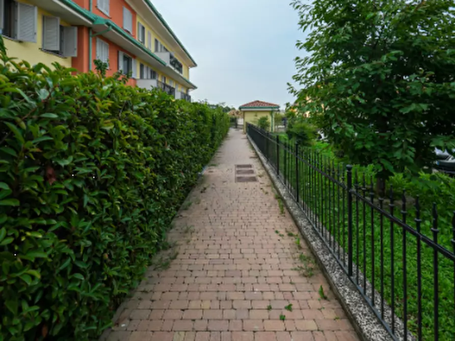 Immagine 1 di Appartamento in vendita  in Via Martiri di Cefalonia a Peschiera Borromeo