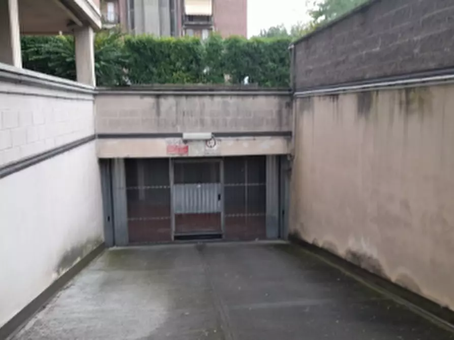 Immagine 1 di Garage in vendita  in Via J.F. Kennedy a Reggio Nell'emilia