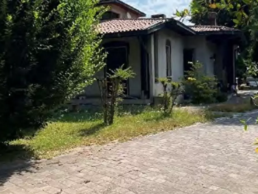 Immagine 2 di Villa in vendita  in Via Postale Vecchia a Airuno