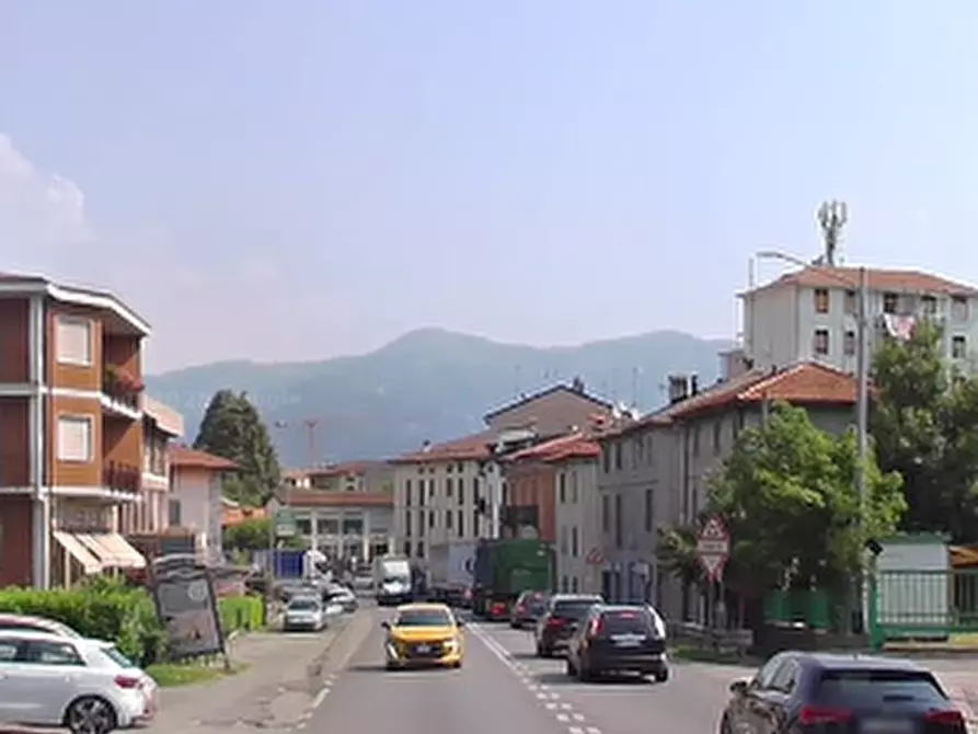 Immagine 5 di Negozio in vendita  in Via Nazionale a Calco