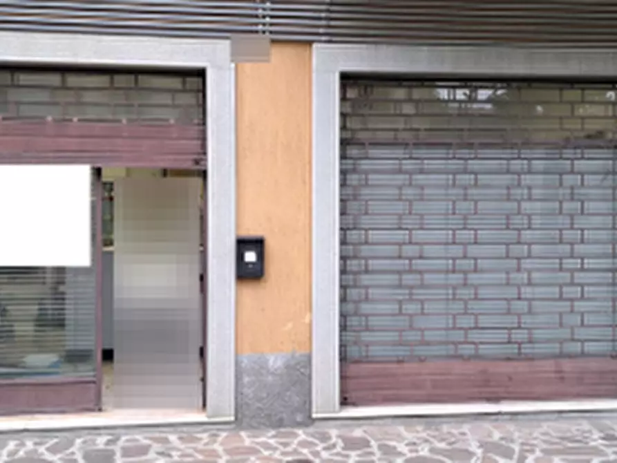 Immagine 2 di Negozio in vendita  in Via Capersegno  a Presezzo