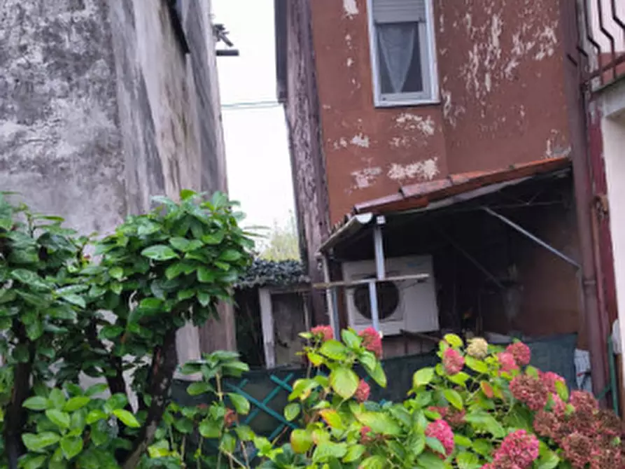 Immagine 3 di Negozio in vendita  in Via Partigiani  a Certosa Di Pavia