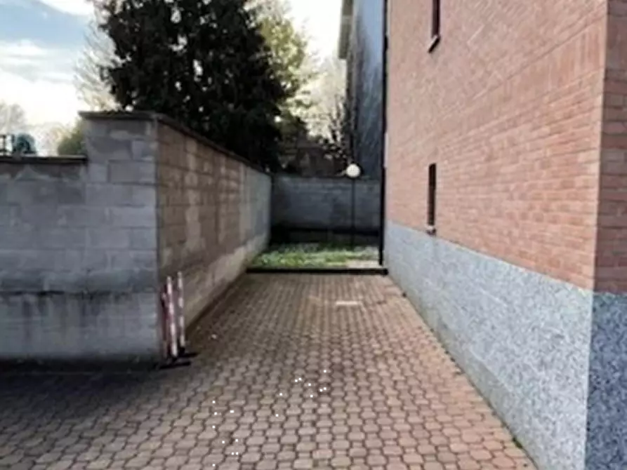 Immagine 2 di Posto auto in vendita  in Via Friuli a Lacchiarella