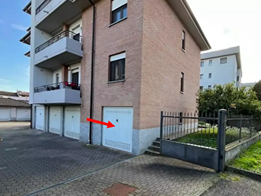 Immagine 1 di Garage in vendita  in Via Friuli a Lacchiarella