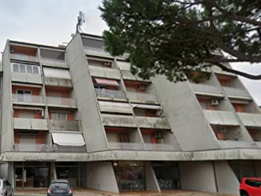 Immagine 2 di Negozio in vendita  in Viale Aprilia Marittima a Latisana