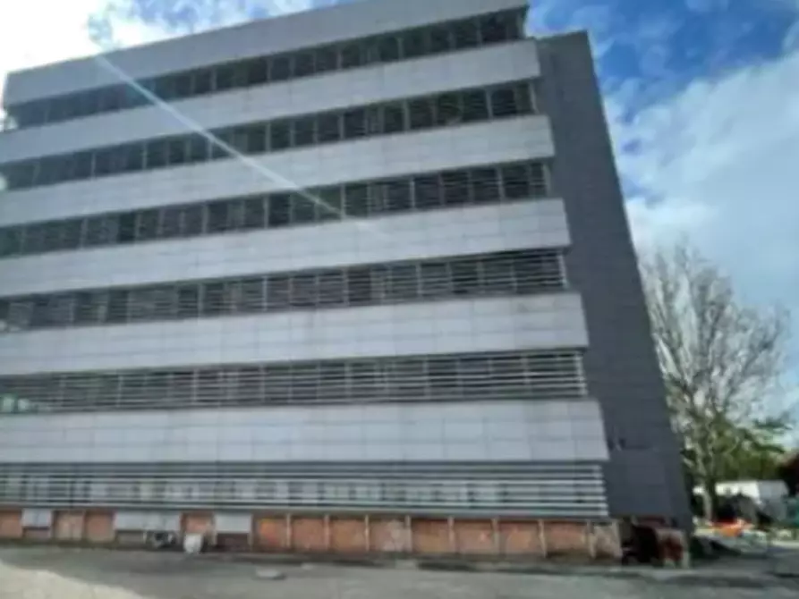 Immagine 11 di Stabile in vendita  in Via Alfieri Maserati a Bologna