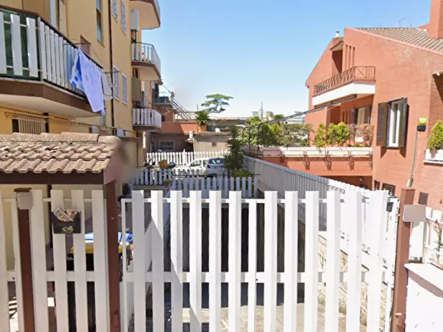 Immagine 1 di Garage in vendita  in Via Partanna a Roma
