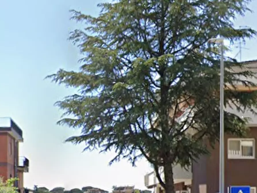 Immagine 11 di Garage in vendita  in Via Partanna a Roma