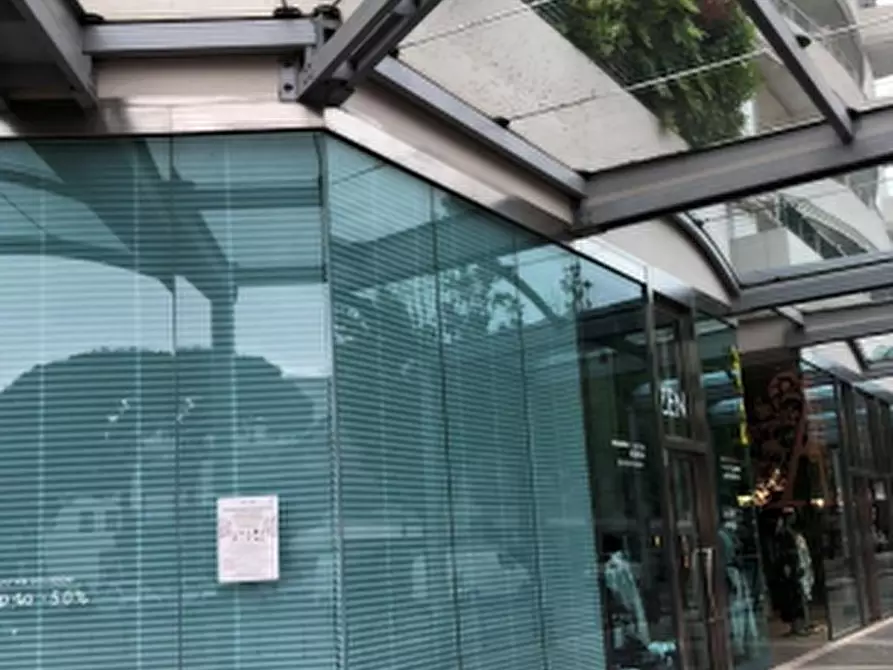 Immagine 2 di Negozio in vendita  in Piazza Giosuè Carducci a Jesolo