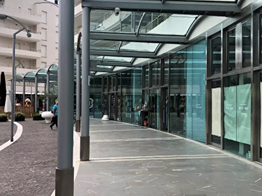 Immagine 3 di Negozio in vendita  in Piazza Giosuè Carducci a Jesolo