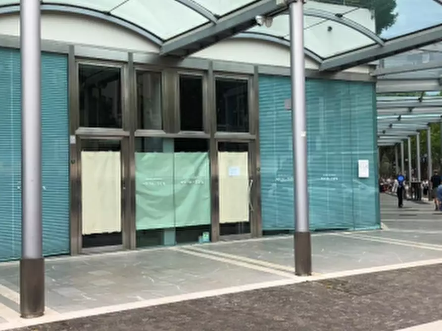 Immagine 4 di Negozio in vendita  in Piazza Giosuè Carducci a Jesolo