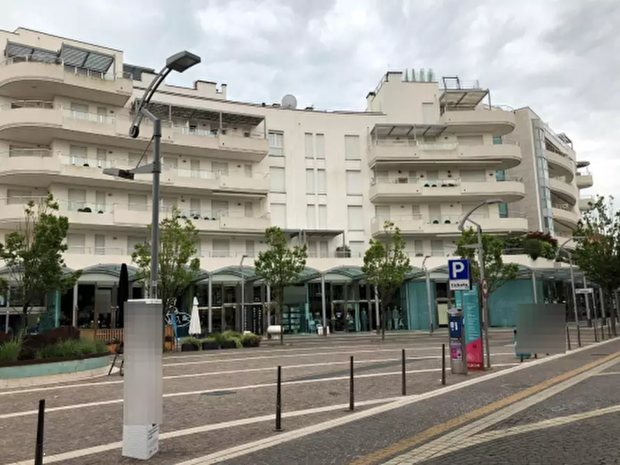 Immagine 1 di Negozio in vendita  in Piazza Giosuè Carducci a Jesolo