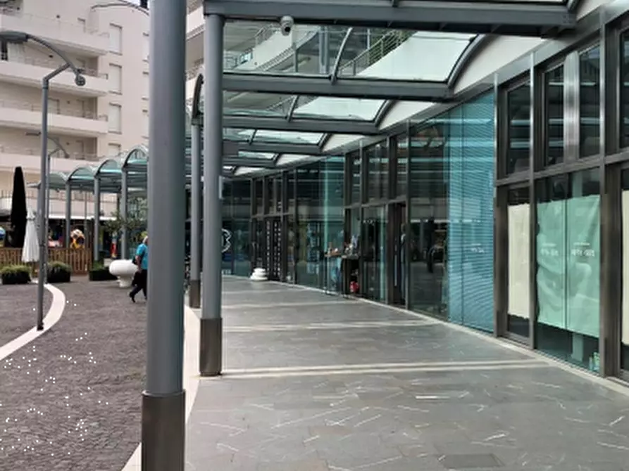 Immagine 7 di Negozio in vendita  in Piazza Giosuè Carducci a Jesolo