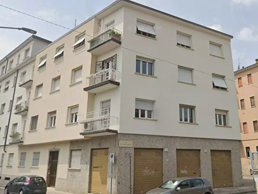 Immagine 3 di Negozio in vendita  in Via Tagliamento, a Brescia