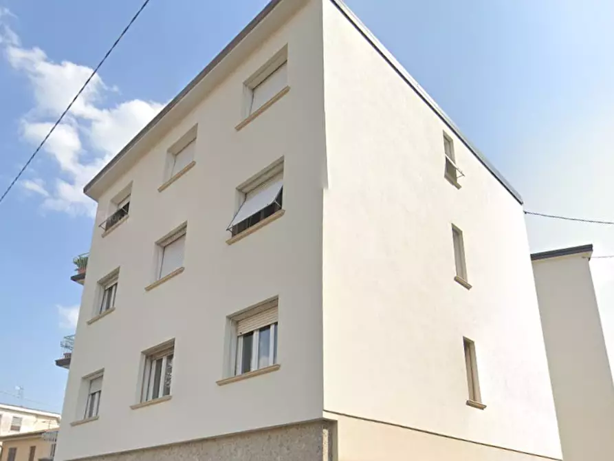 Immagine 5 di Negozio in vendita  in Via Tagliamento, a Brescia