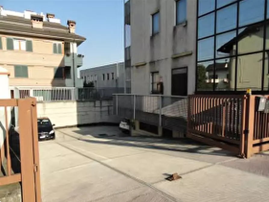 Immagine 2 di Negozio in vendita  in Via Giustino Fortuna a Paderno Dugnano