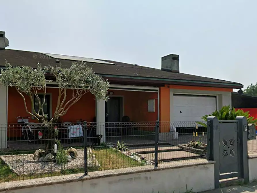 Immagine 1 di Villa in vendita  in Via Aldo Moro a Goro