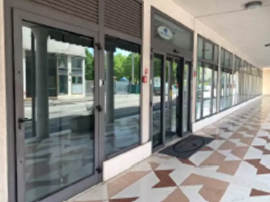 Immagine 2 di Negozio in vendita  in Via Dondi dall'Orologio a Abano Terme
