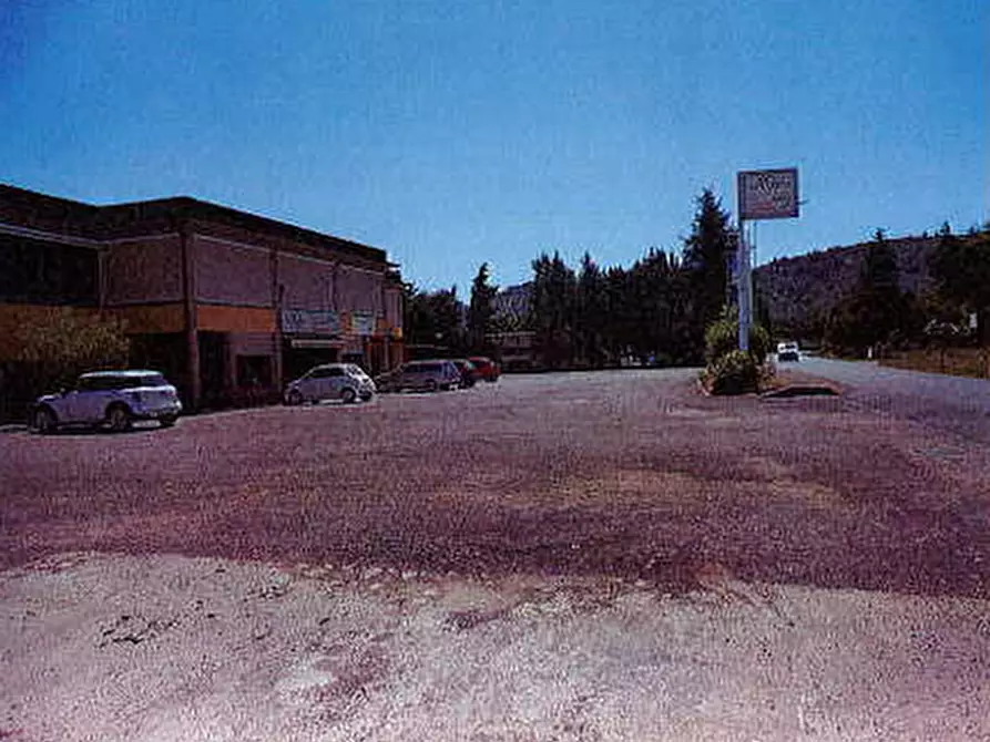 Immagine 12 di Negozio in vendita  in Via Olmini a Panicale