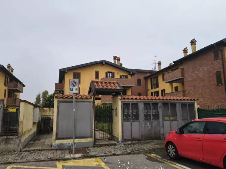 Immagine 2 di Appartamento in vendita  in Via Eugenio Montale a Certosa Di Pavia