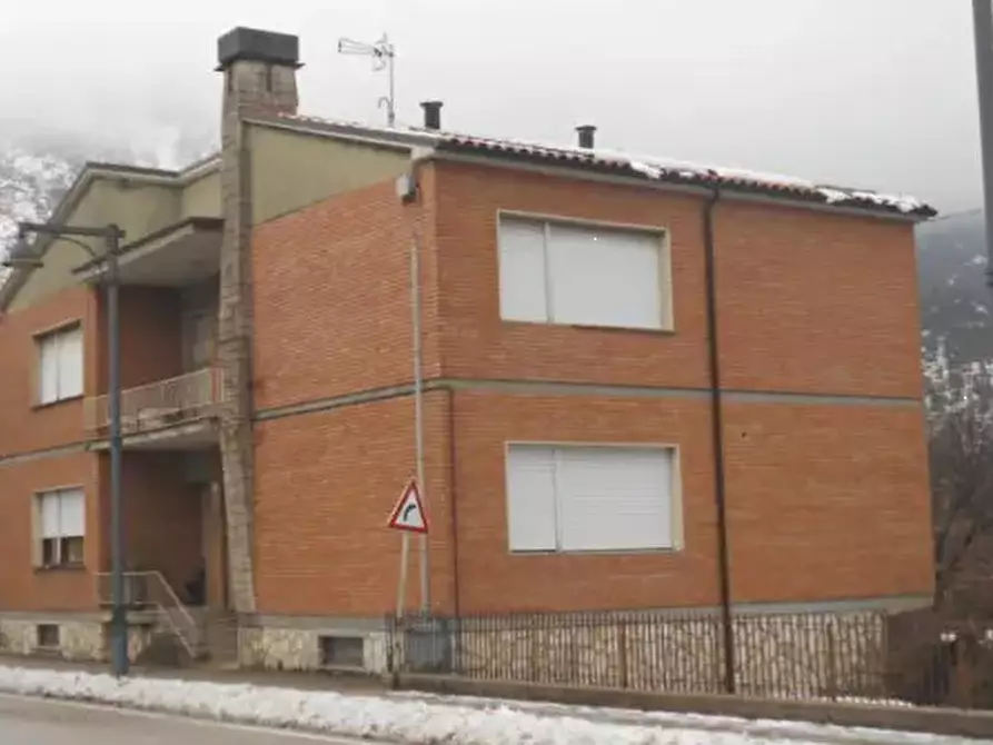 Immagine 1 di Appartamento in vendita  in Via Dante Alighieri a Piobbico