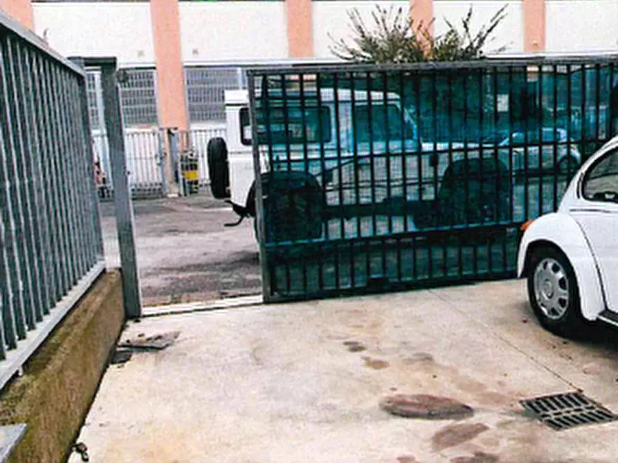 Immagine 3 di Laboratorio in vendita  in Via Nilde Iotti a Pieve Emanuele