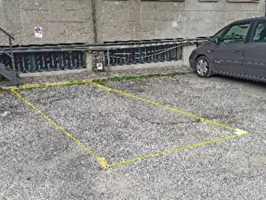 Immagine 2 di Posto auto in vendita  in Via Emilio Borsa  a Monza