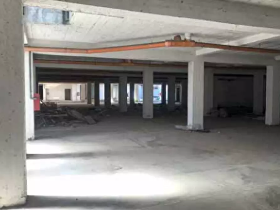 Immagine 1 di Garage in vendita  in Viale Carlo III di Borbone a San Nicola La Strada