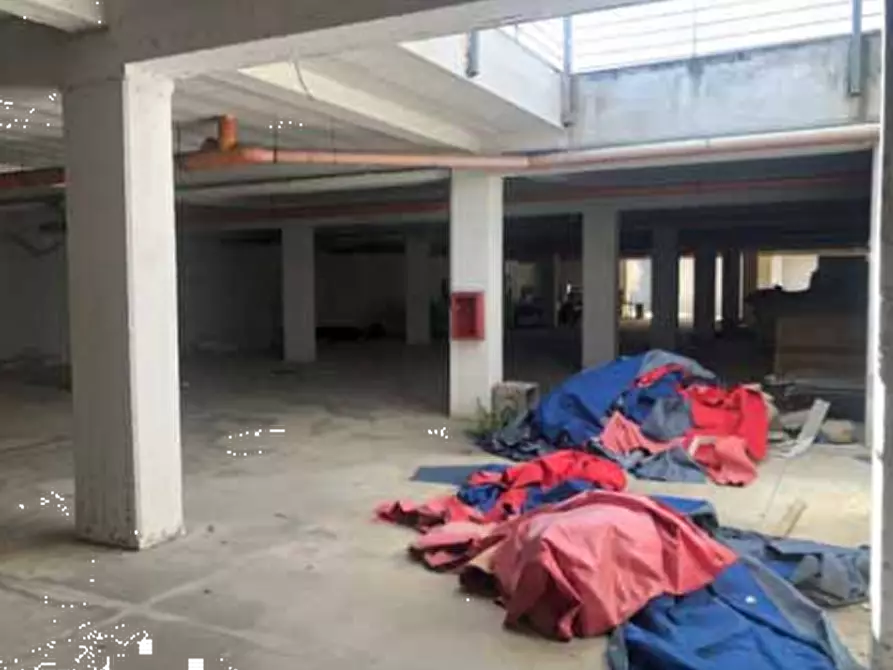 Immagine 2 di Garage in vendita  in Viale Carlo III di Borbone a San Nicola La Strada