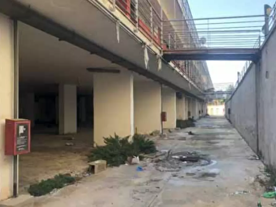 Immagine 2 di Magazzino in vendita  in Viale Carlo III di Borbone a San Nicola La Strada