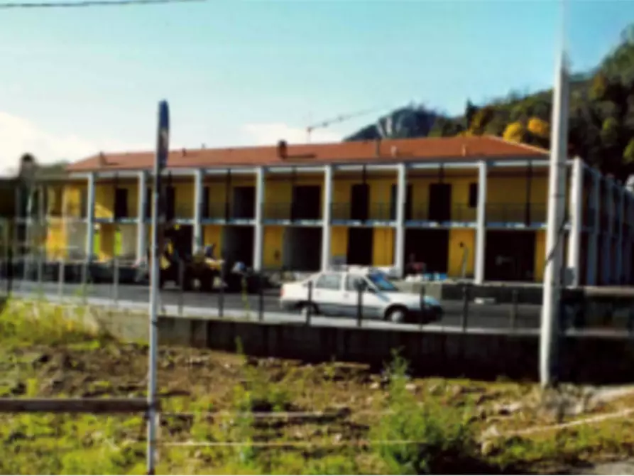 Immagine 3 di Negozio in vendita  in Via degli Alpini a Bisuschio