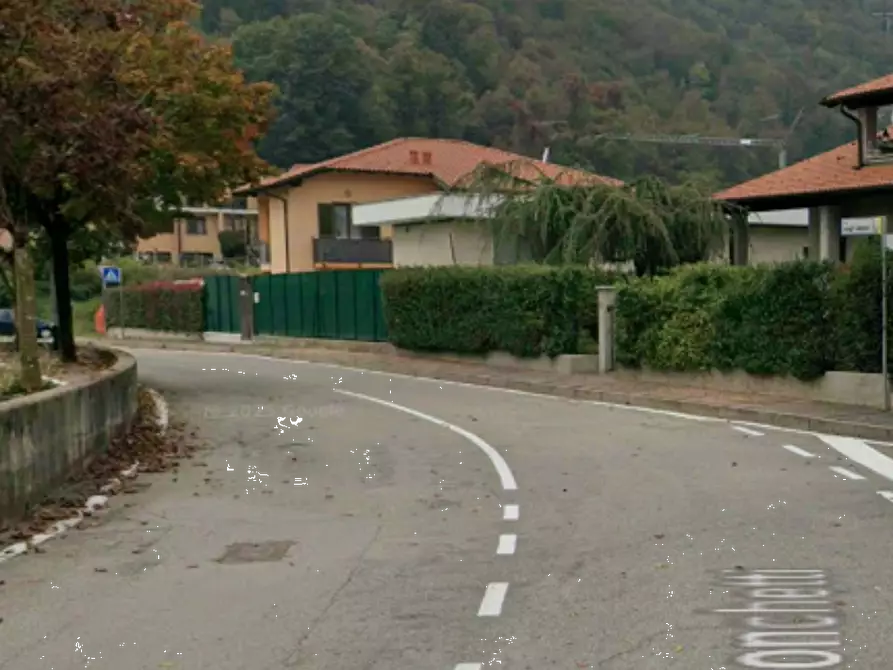 Immagine 5 di Negozio in vendita  in Via degli Alpini a Bisuschio