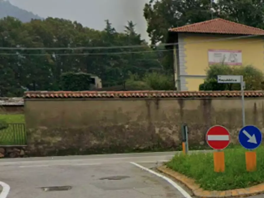 Immagine 6 di Negozio in vendita  in Via degli Alpini a Bisuschio