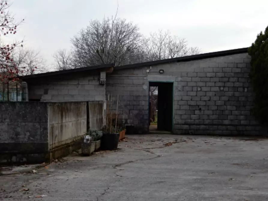 Immagine 4 di Magazzino in vendita  in Via Montello a Altivole