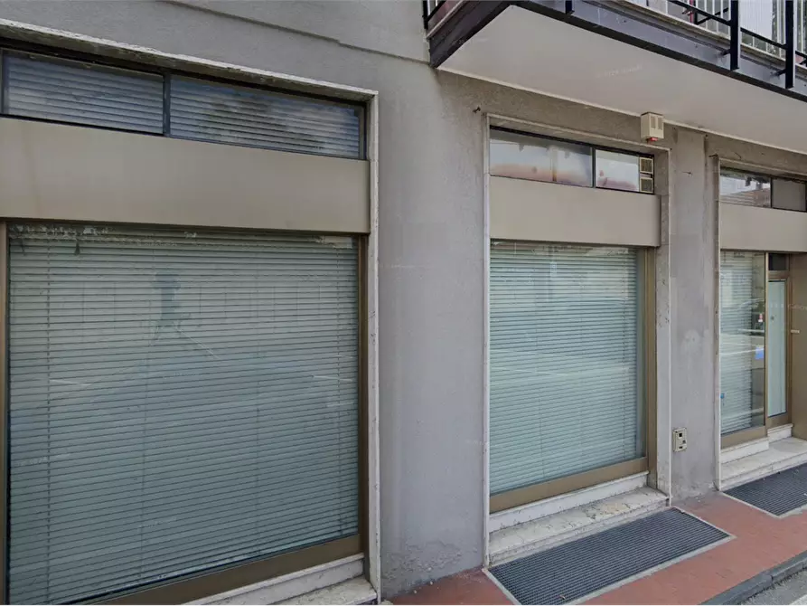 Immagine 8 di Negozio in vendita  in Via Giuseppe Garibaldi a Mariano Comense