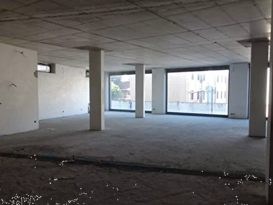 Immagine 2 di Negozio in vendita  in Via Rita Levi Montalcini a Rivoli