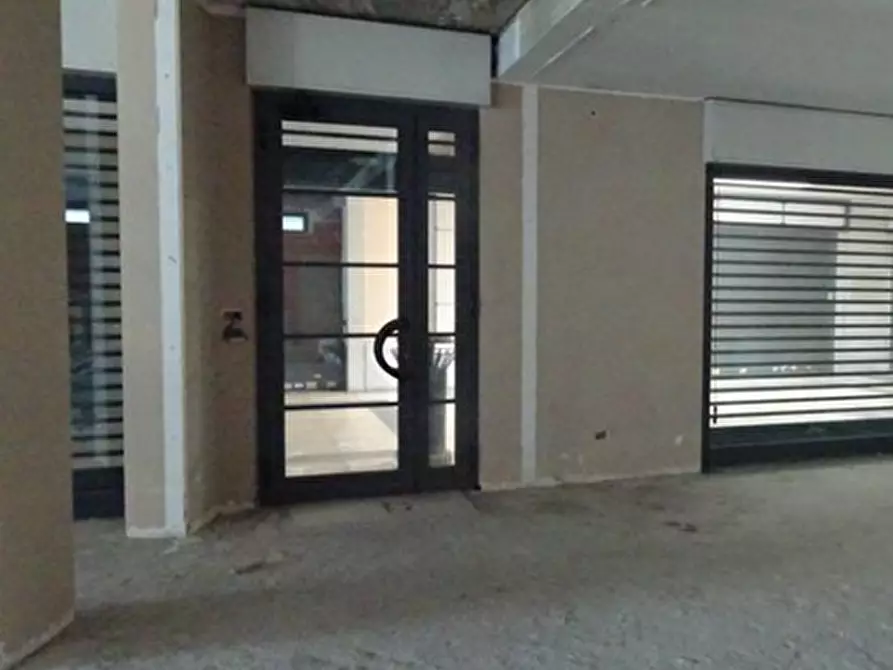 Immagine 3 di Negozio in vendita  in Via Rita Levi Montalcini a Rivoli