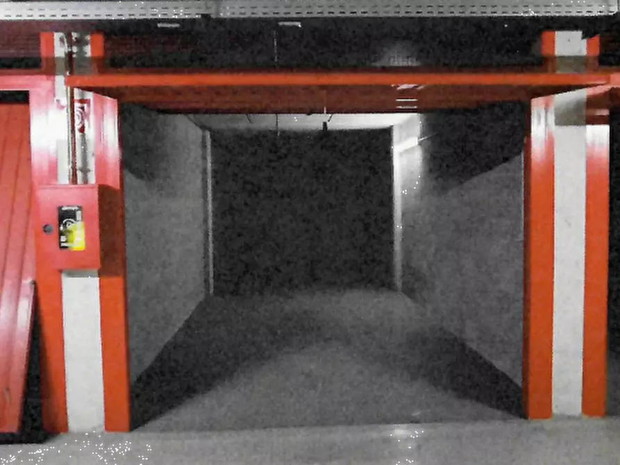 Immagine 1 di Garage in vendita  in Via Carlo Imbonati a Milano