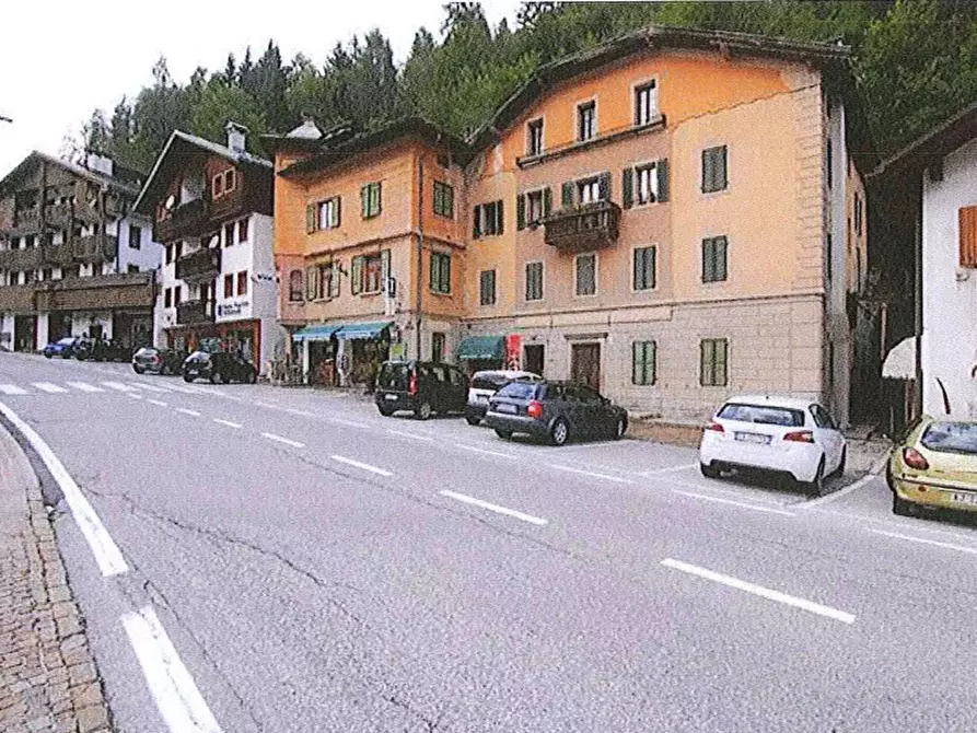 Immagine 1 di Negozio in vendita  in Via Roma a Val Di Zoldo