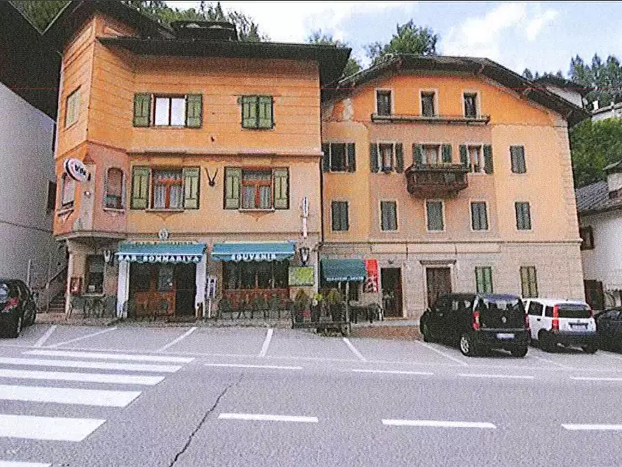 Immagine 2 di Negozio in vendita  in Via Roma a Val Di Zoldo