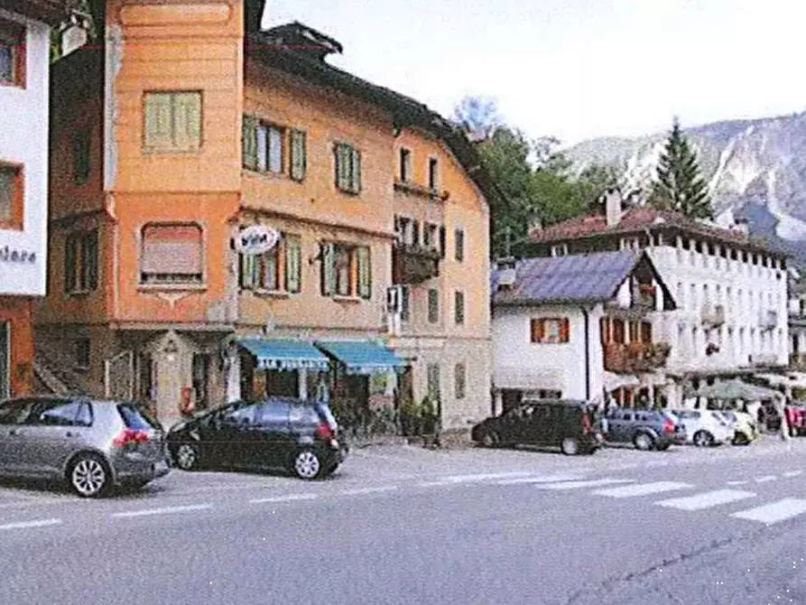 Immagine 4 di Negozio in vendita  in Via Roma a Val Di Zoldo