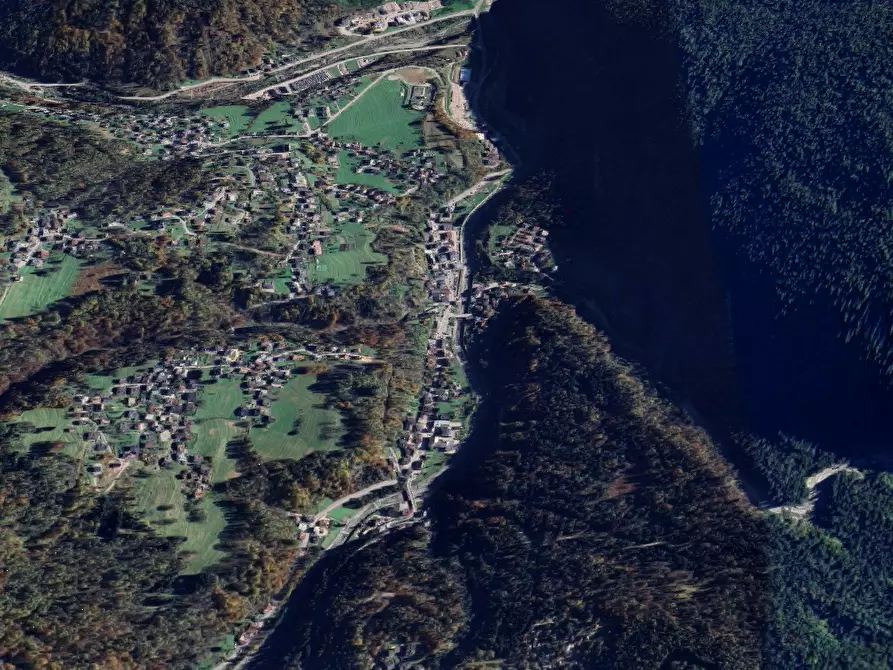 Immagine 9 di Negozio in vendita  in Via Roma a Val Di Zoldo