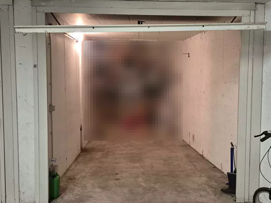 Immagine 1 di Garage in vendita  in Via Morganti a Lesmo