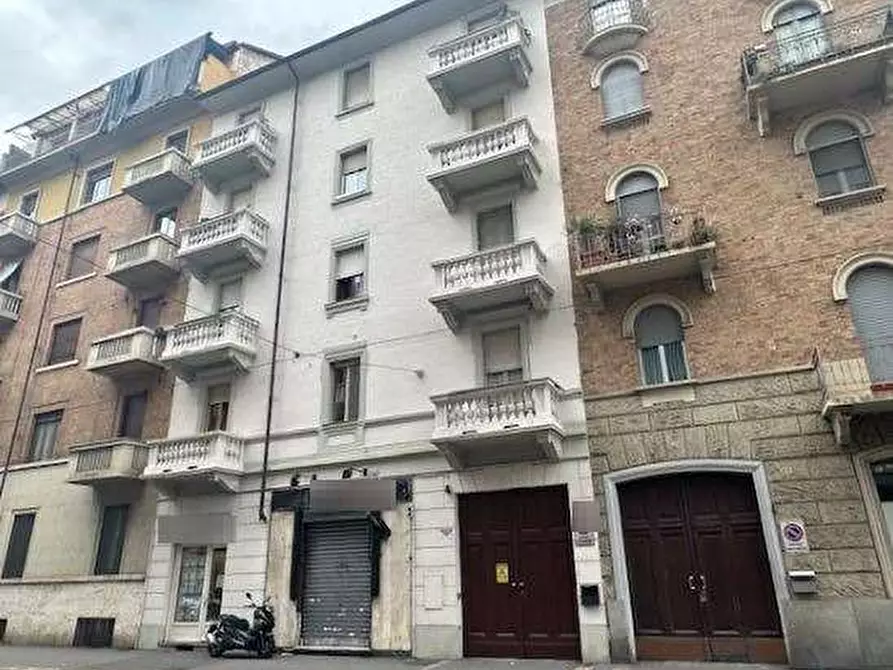 Immagine 3 di Negozio in vendita  in Via Chiesa della Salute a Torino