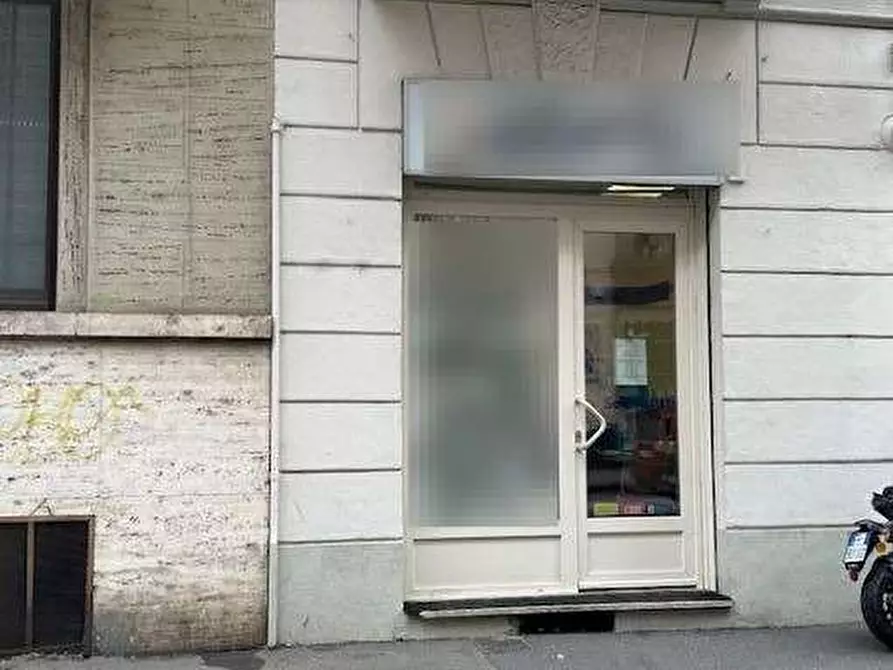 Immagine 2 di Negozio in vendita  in Via Chiesa della Salute a Torino
