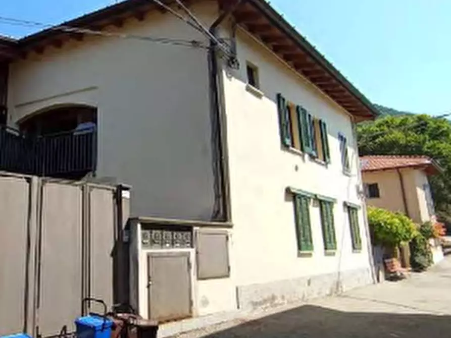 Immagine 3 di Appartamento in vendita  in Via Roma a Casalzuigno