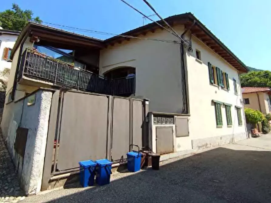 Immagine 4 di Appartamento in vendita  in Via Roma a Casalzuigno